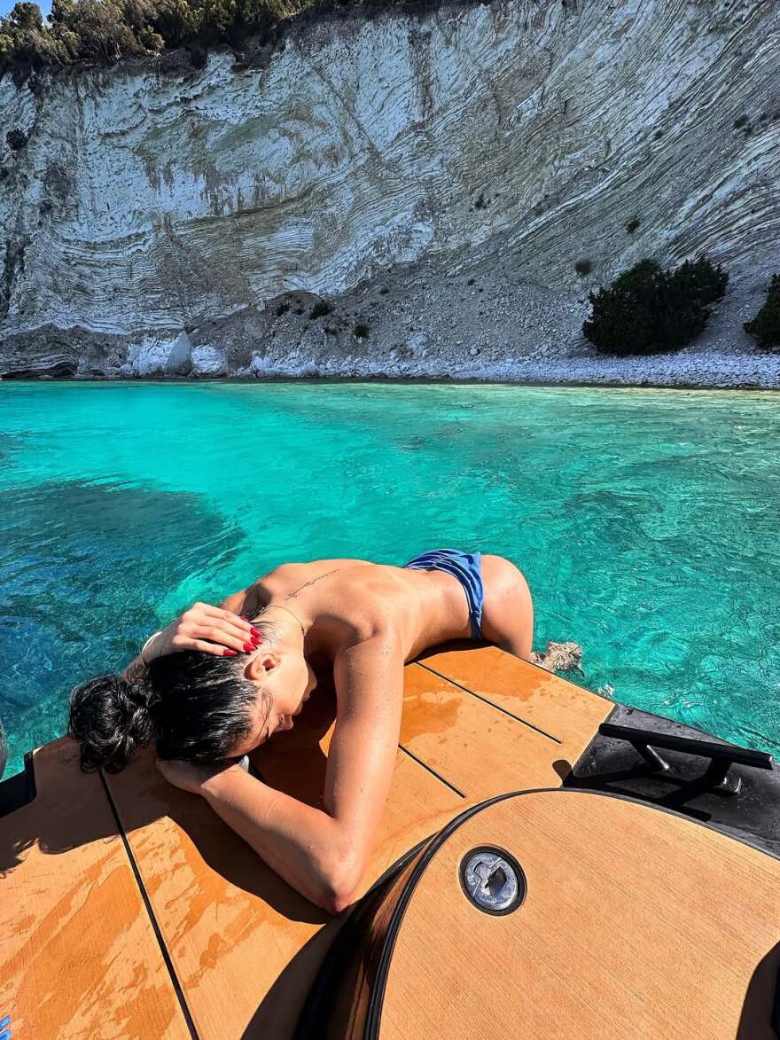 Η Δήμητρα Αλεξανδράκη φωτογραφίζεται τόπλες στις διακοπές της 