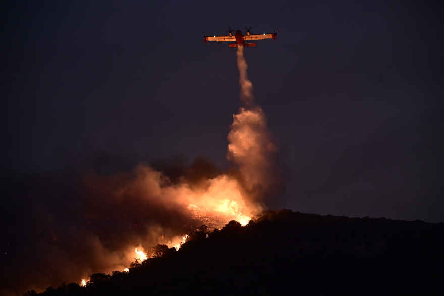 Η ηρωική πτήση πιλότου Canadair που έκανε νυχτερινή ρίψη νερού στην Κερατέα - Βίντεο και φωτογραφίες