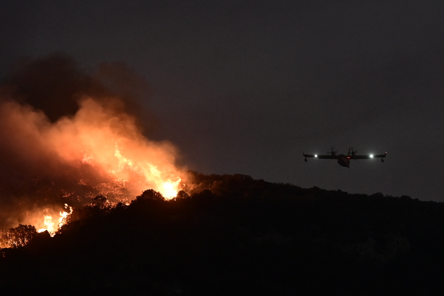 Η ηρωική πτήση πιλότου Canadair που έκανε νυχτερινή ρίψη νερού στην Κερατέα - Βίντεο και φωτογραφίες