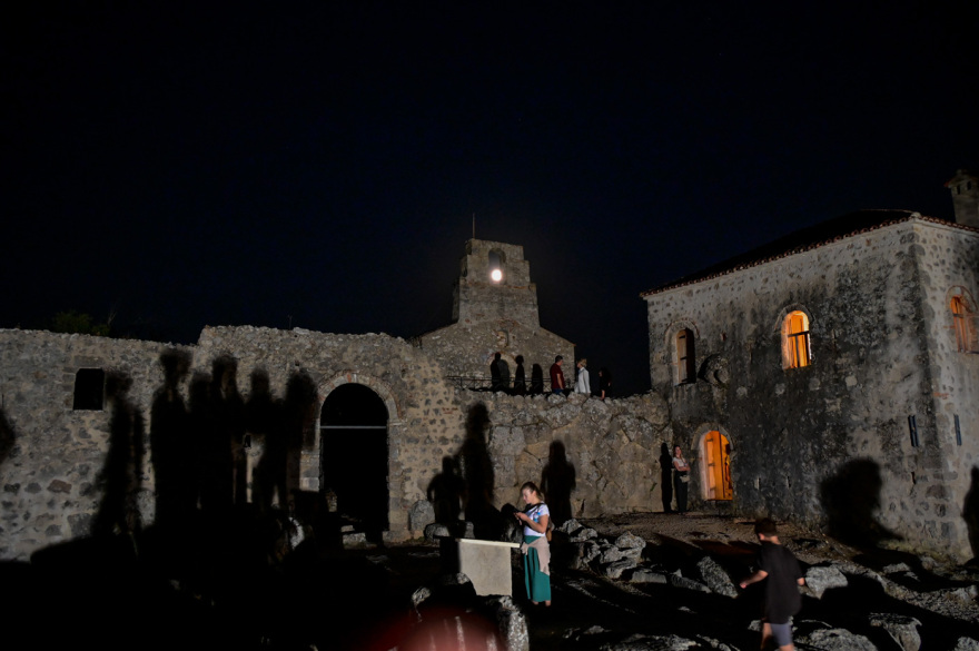 Η «Πανσέληνος του Οξύρρυγχου» φώτισε τον αυγουστιάτικο ουρανό - Φωτογραφίες από το Σούνιο ως το Νεκρομαντείο του Αχέροντα