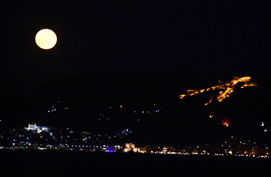 Η «Πανσέληνος του Οξύρρυγχου» φώτισε τον αυγουστιάτικο ουρανό - Φωτογραφίες από το Σούνιο ως το Νεκρομαντείο του Αχέροντα