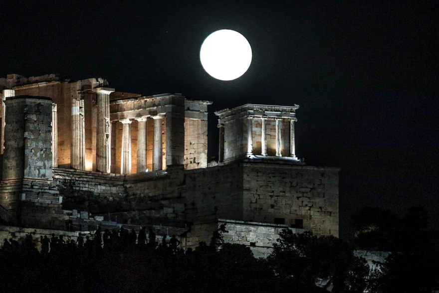 Η «Πανσέληνος του Οξύρρυγχου» φώτισε τον αυγουστιάτικο ουρανό - Φωτογραφίες από το Σούνιο ως το Νεκρομαντείο του Αχέροντα