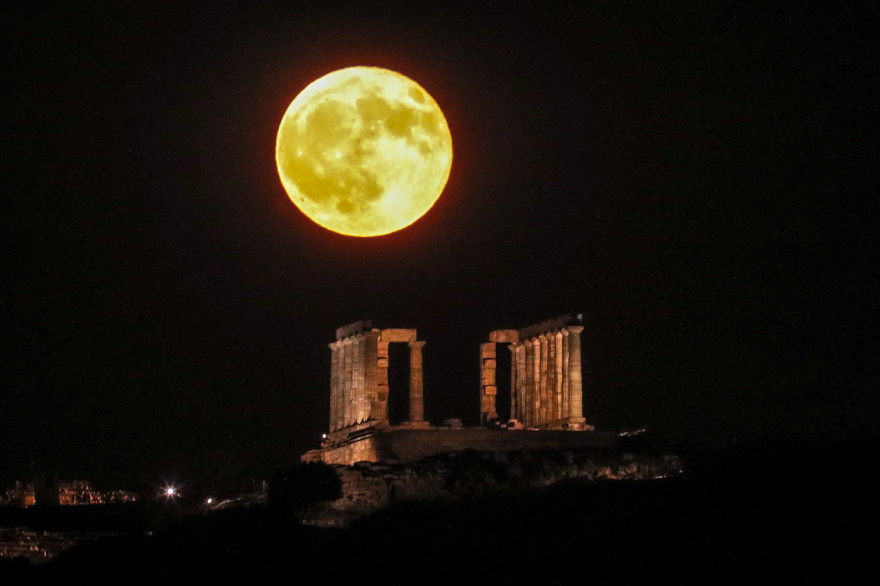 Η «Πανσέληνος του Οξύρρυγχου» φώτισε τον αυγουστιάτικο ουρανό - Φωτογραφίες από το Σούνιο ως το Νεκρομαντείο του Αχέροντα