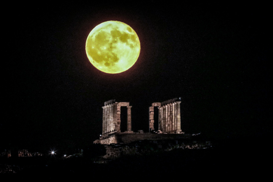 Η «Πανσέληνος του Οξύρρυγχου» φώτισε τον αυγουστιάτικο ουρανό - Φωτογραφίες από το Σούνιο ως το Νεκρομαντείο του Αχέροντα