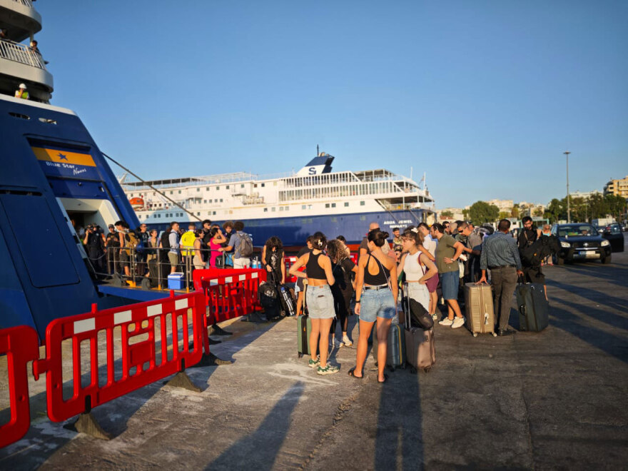 Άναψαν τα αίματα στον Πειραιά - Επιβάτες εμπόδισαν τον απόπλου πλοίου για Κυκλάδες όταν τους απαγορεύτηκε η επιβίβαση