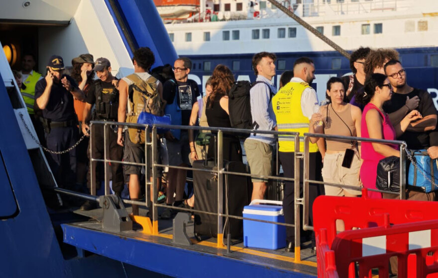 Άναψαν τα αίματα στον Πειραιά - Επιβάτες εμπόδισαν τον απόπλου πλοίου για Κυκλάδες όταν τους απαγορεύτηκε η επιβίβαση