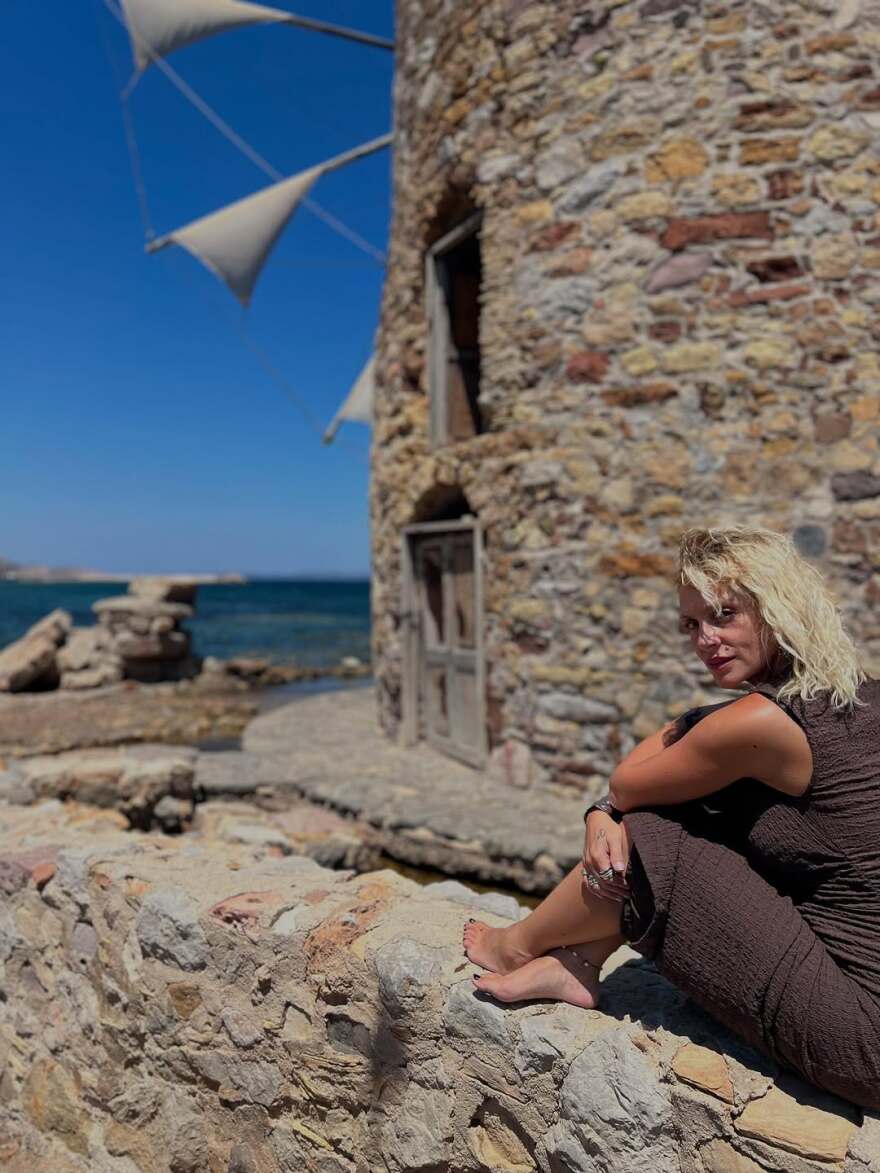 Η Ελεωνόρα Ζουγανέλη φωτογραφίζεται στους ανεμόμυλους της Χίου