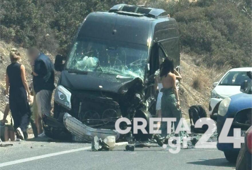 Τροχαίο στον ΒΟΑΚ – Δύο μίνι βαν συγκρούστηκαν μεταξύ τους, δείτε φωτογραφίες Τροχαίο στον ΒΟΑΚ – Δύο μίνι βαν συγκρούστηκαν μεταξύ τους, δείτε φωτογραφίες