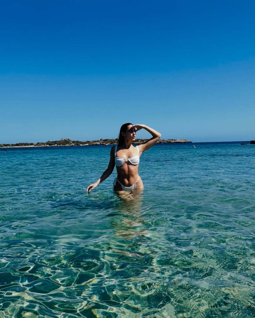 Evangelia: Οι πόζες της στην παραλία - Δείτε τα στιγμιότυπα που μοιράστηκε