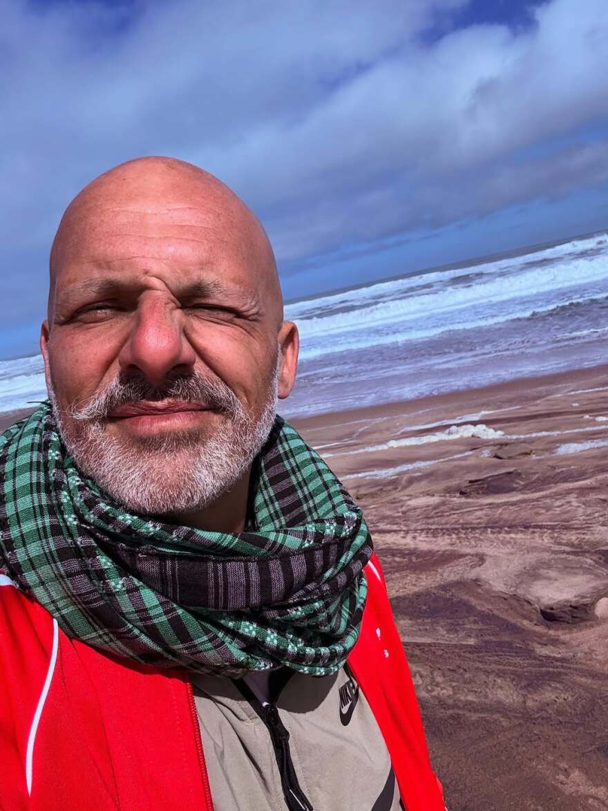 Ο Νίκος Μουτσινάς φωτογραφίζεται στους αμμόλοφους της Ναμίμπια