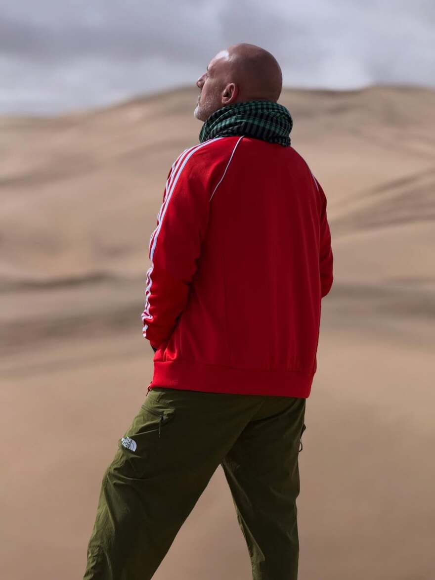 Ο Νίκος Μουτσινάς φωτογραφίζεται στους αμμόλοφους της Ναμίμπια