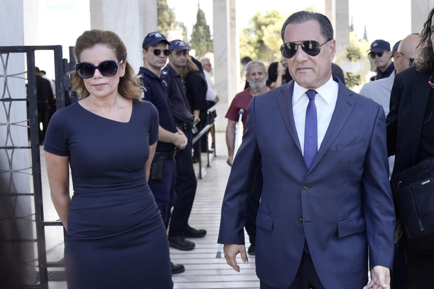 Κηδεία Λένας Σαμαρά: Ράγισαν καρδιές στο τελευταίο αντίο - «Πνοή αγάπης που γέμιζε τη ζωή μας»