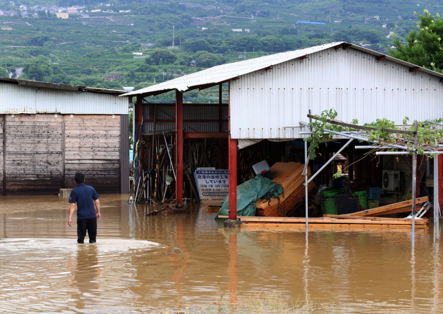 Καταρρακτώδεις βροχές και πλημμύρες στη νότια Ιαπωνία - Πάνω από 3 εκατ. άνθρωποι έχουν κληθεί να εγκαταλείψουν τα σπίτια τους
