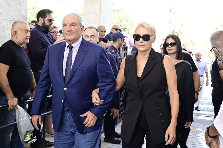 Τασούλας, Μητσοτάκης στην κηδεία της Λένας Σαμαρά - Δείτε ποιοι πολιτικοί δίνουν το παρών