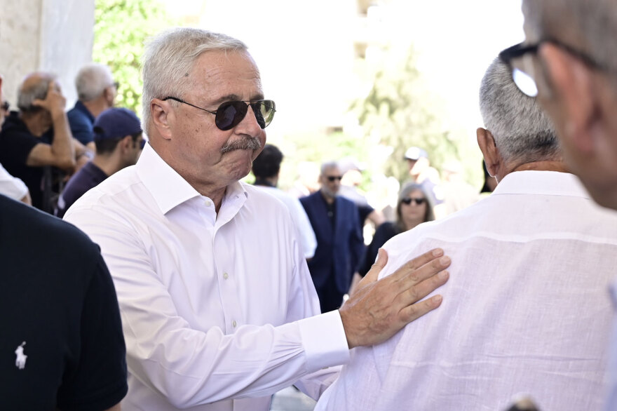 Τασούλας, Μητσοτάκης στην κηδεία της Λένας Σαμαρά - Δείτε ποιοι πολιτικοί δίνουν το παρών