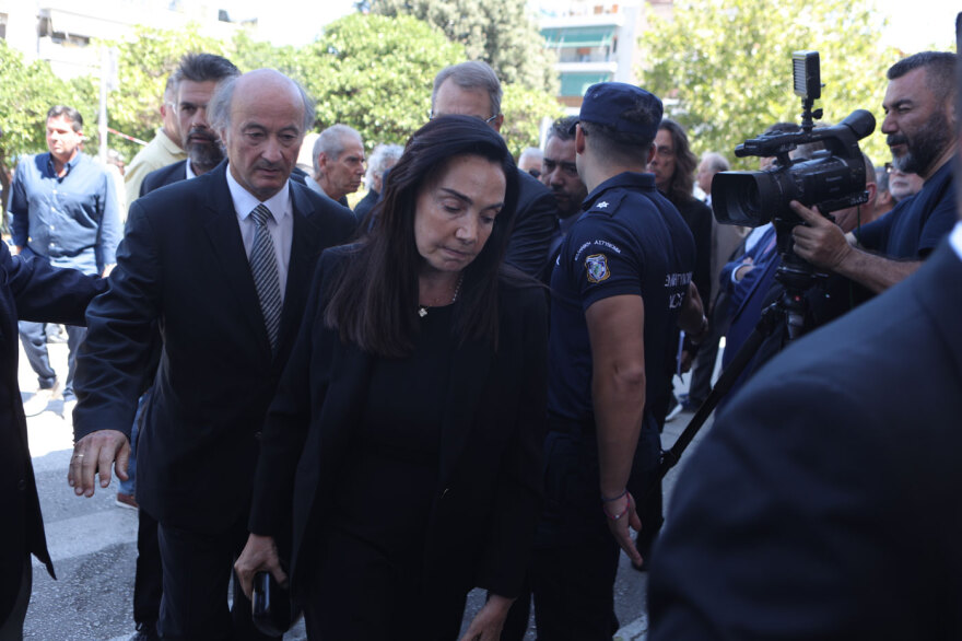 «Κουράγιο πρόεδρε»: Η στιγμή που Αντώνης και Γεωργία Σαμαρά φτάνουν στο Α' Νεκροταφείο - Φωτογραφίες και βίντεο