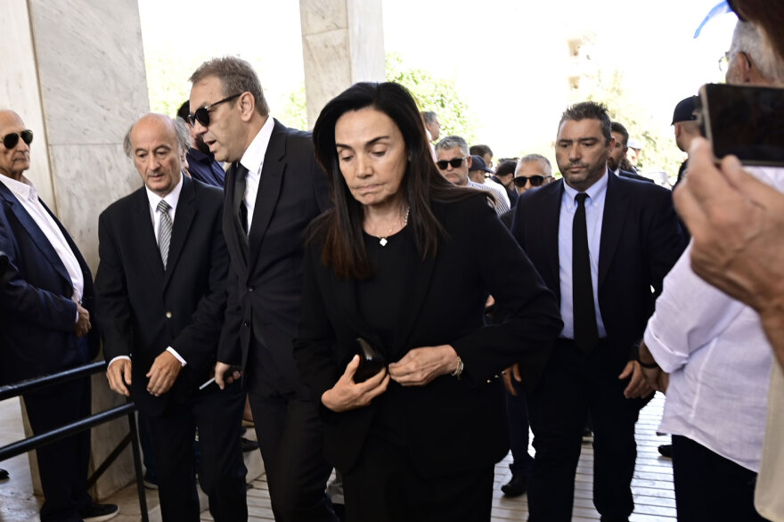 «Κουράγιο πρόεδρε»: Η στιγμή που Αντώνης και Γεωργία Σαμαρά φτάνουν στο Α' Νεκροταφείο - Φωτογραφίες και βίντεο