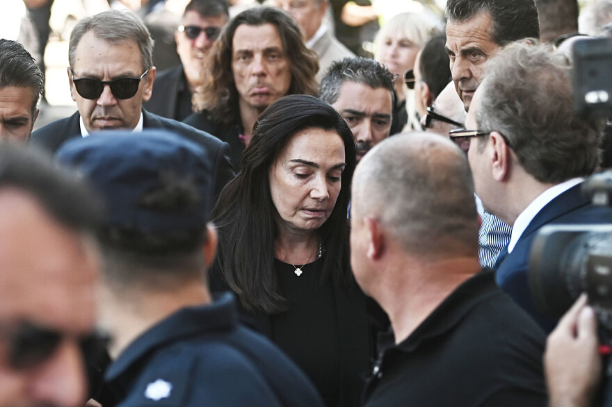 «Κουράγιο πρόεδρε»: Η στιγμή που Αντώνης και Γεωργία Σαμαρά φτάνουν στο Α' Νεκροταφείο - Φωτογραφίες και βίντεο