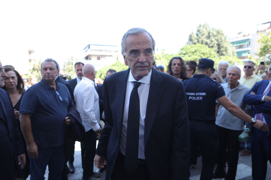 «Κουράγιο πρόεδρε»: Η στιγμή που Αντώνης και Γεωργία Σαμαρά φτάνουν στο Α' Νεκροταφείο - Φωτογραφίες και βίντεο