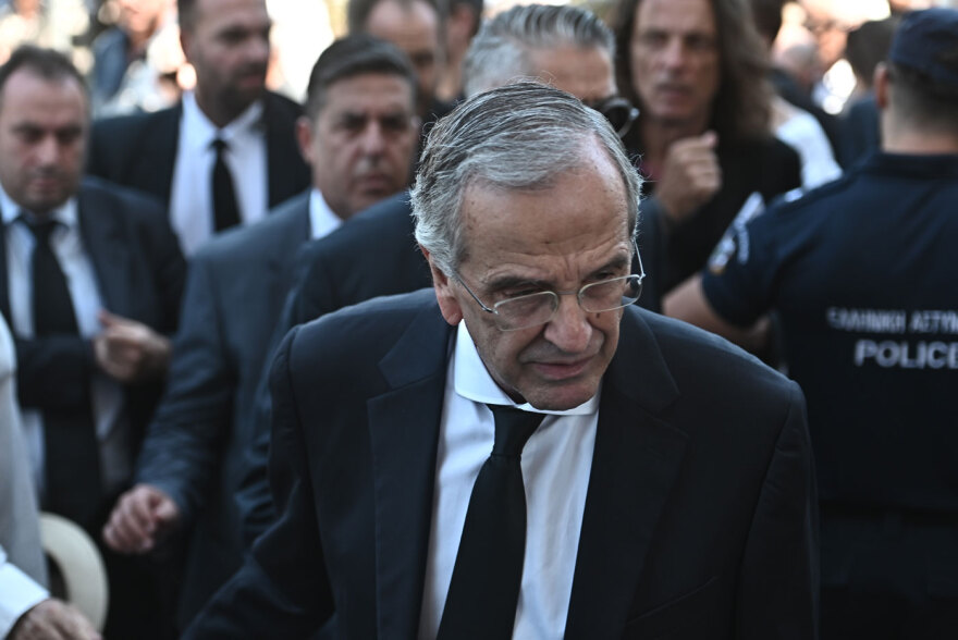 «Κουράγιο πρόεδρε»: Η στιγμή που Αντώνης και Γεωργία Σαμαρά φτάνουν στο Α' Νεκροταφείο - Φωτογραφίες και βίντεο