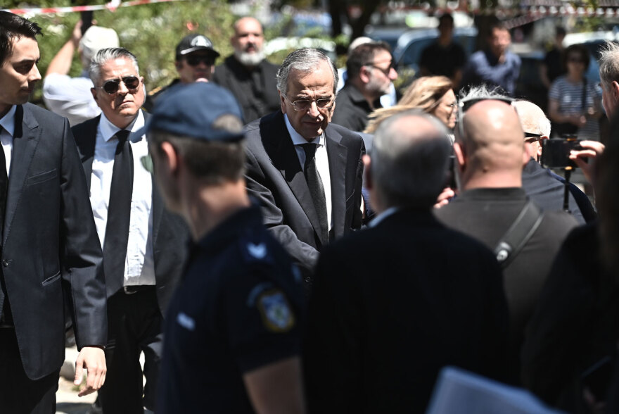 «Κουράγιο πρόεδρε»: Η στιγμή που Αντώνης και Γεωργία Σαμαρά φτάνουν στο Α' Νεκροταφείο - Φωτογραφίες και βίντεο