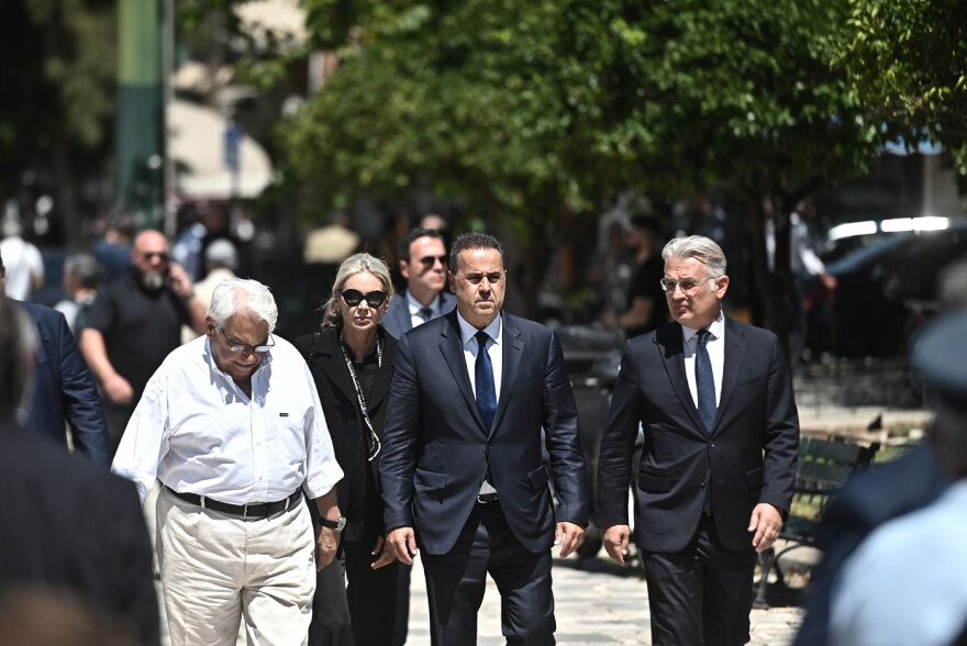 Τασούλας, Μητσοτάκης στην κηδεία της Λένας Σαμαρά - Δείτε ποιοι πολιτικοί δίνουν το παρών