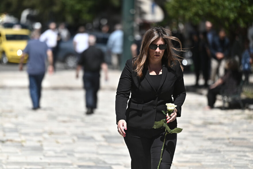 Τασούλας, Μητσοτάκης στην κηδεία της Λένας Σαμαρά - Δείτε ποιοι πολιτικοί δίνουν το παρών