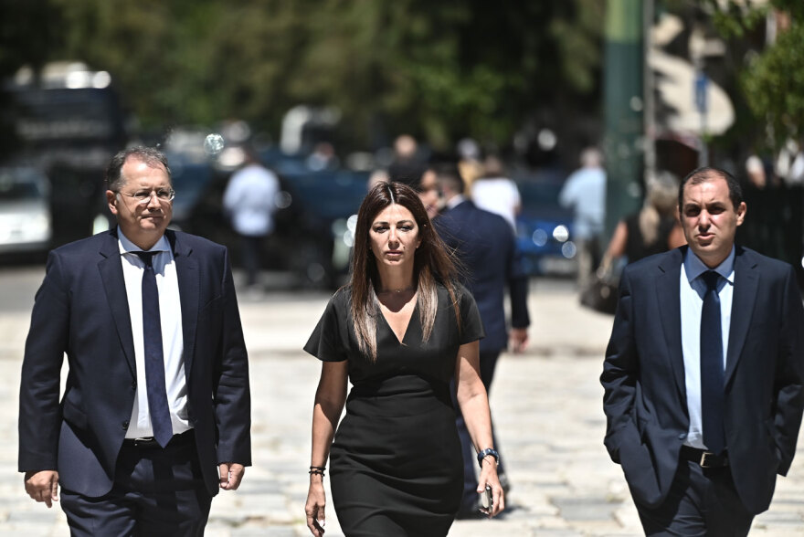 Τασούλας, Μητσοτάκης στην κηδεία της Λένας Σαμαρά - Δείτε ποιοι πολιτικοί δίνουν το παρών