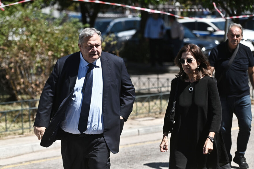 Κηδεία Λένας Σαμαρά: Ράγισαν καρδιές στο τελευταίο αντίο - «Πνοή αγάπης που γέμιζε τη ζωή μας»