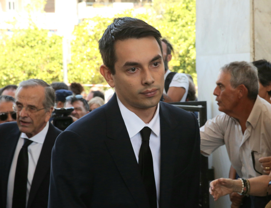 «Κουράγιο πρόεδρε»: Η στιγμή που Αντώνης και Γεωργία Σαμαρά φτάνουν στο Α' Νεκροταφείο - Φωτογραφίες και βίντεο