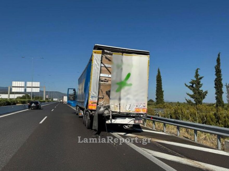 Τροχαίο με νταλίκες στη Λαμία, γέμισε αλεύρι η Εθνική Οδός - Δείτε φωτογραφίες