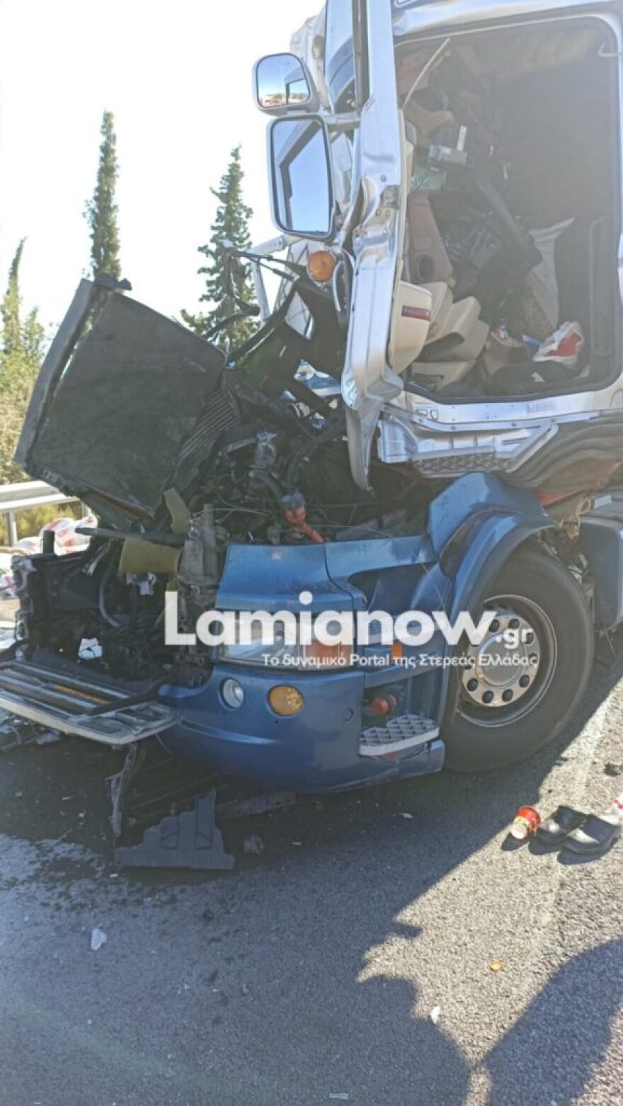 Τροχαίο με νταλίκες στη Λαμία, γέμισε αλεύρι η Εθνική Οδός - Δείτε φωτογραφίες