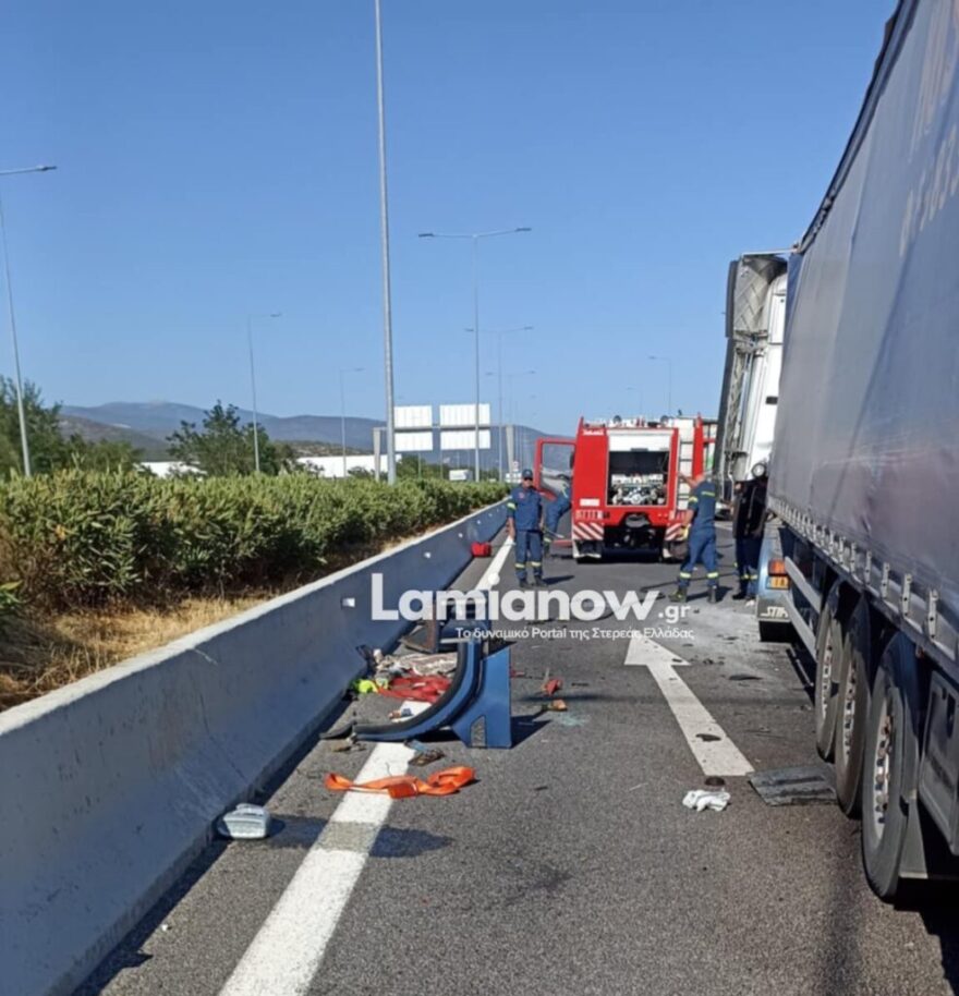 Τροχαίο με νταλίκες στη Λαμία, γέμισε αλεύρι η Εθνική Οδός - Δείτε φωτογραφίες