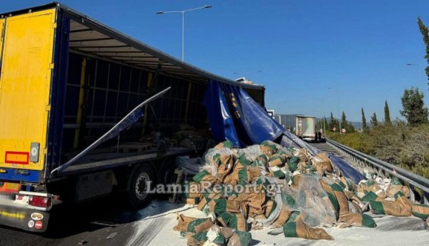 Τροχαίο με νταλίκες στη Λαμία, γέμισε αλεύρι η Εθνική Οδός - Δείτε φωτογραφίες