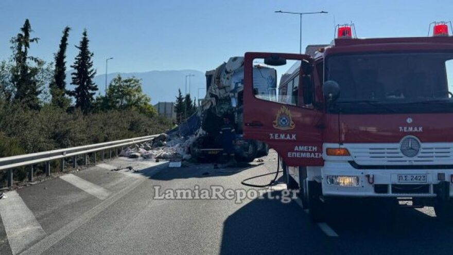 Τροχαίο με νταλίκες στη Λαμία, γέμισε αλεύρι η Εθνική Οδός - Δείτε φωτογραφίες