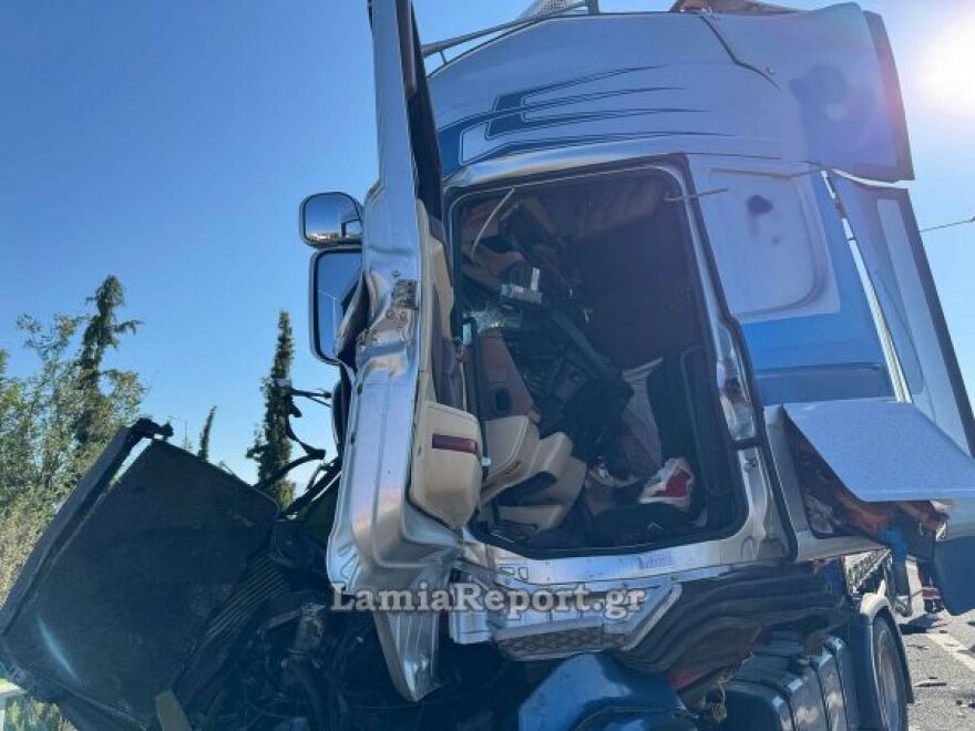 Τροχαίο με νταλίκες στη Λαμία, γέμισε αλεύρι η Εθνική Οδός - Δείτε φωτογραφίες