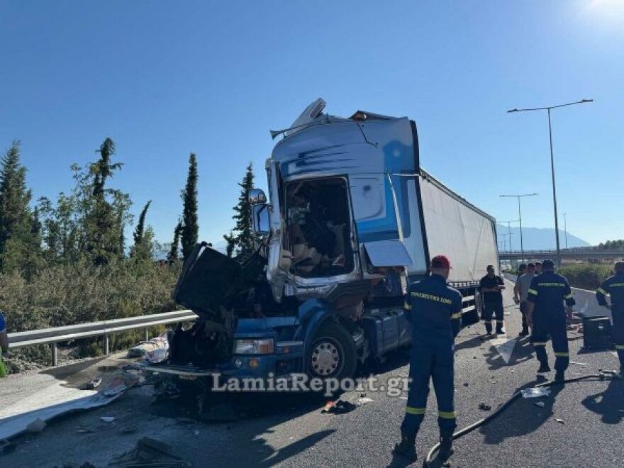 Τροχαίο με νταλίκες στη Λαμία, γέμισε αλεύρι η Εθνική Οδός - Δείτε φωτογραφίες
