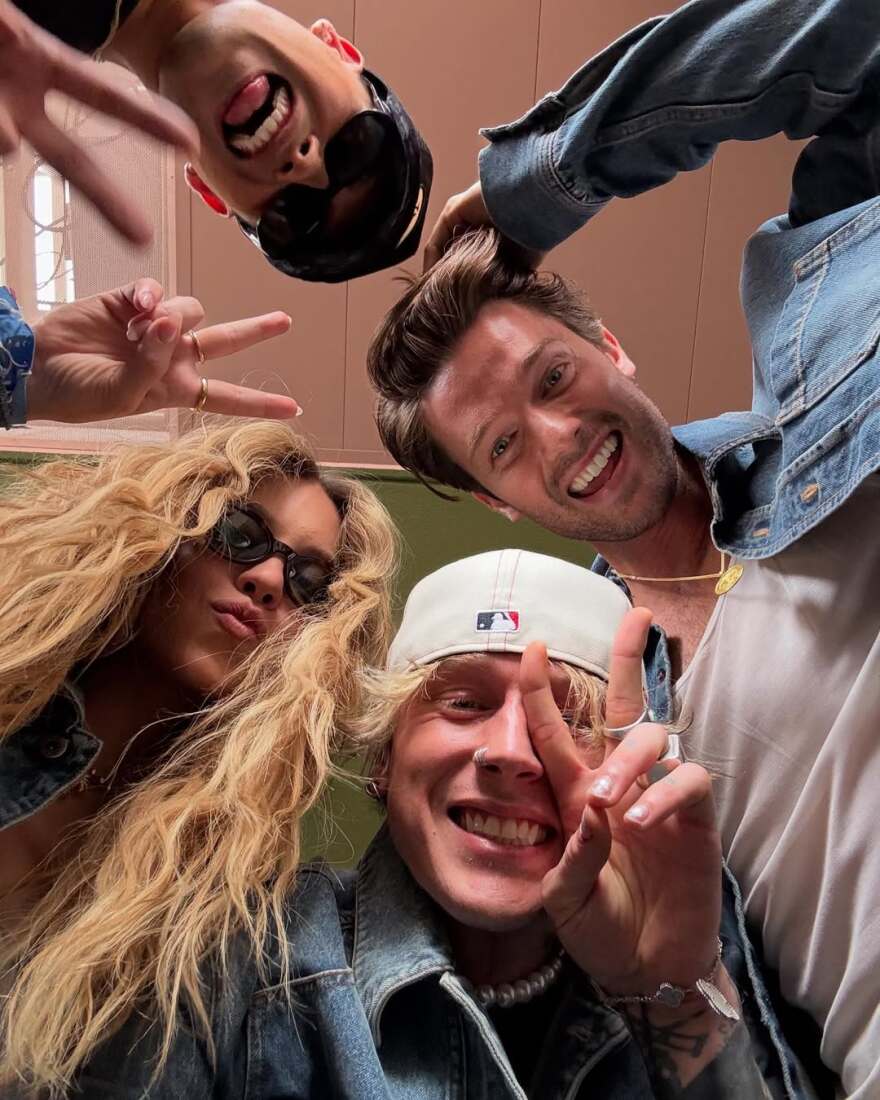 Ο Μασίν Γκαν Κέλι απάντησε στις φήμες που τον ήθελαν σε σχέση με την Σίντνεϊ Σουίνι