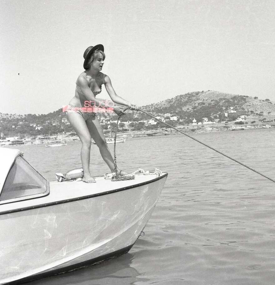 Οι αδημοσίευτες φωτογραφίες της Άννας Φόνσου από καλοκαιρινές διακοπές τη δεκαετία του 1960