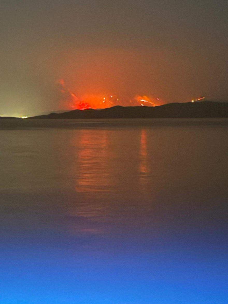 Ένας νεκρός από τις φωτιές στην Αλβανία, ορατές στην Κέρκυρα οι φλόγες - Δείτε φωτογραφία