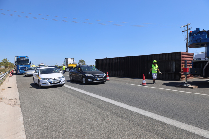 Αποκαταστάθηκε μετά από τέσσερις ώρες η κυκλοφορία Αθηνών-Κορίνθου μετά την εκτροπή φορτηγού στα διόδια Ελευσίνας - Βίντεο και φωτογραφίες 