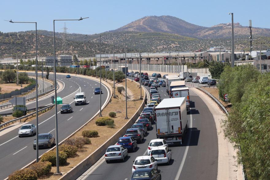 Αποκαταστάθηκε μετά από τέσσερις ώρες η κυκλοφορία Αθηνών-Κορίνθου μετά την εκτροπή φορτηγού στα διόδια Ελευσίνας - Βίντεο και φωτογραφίες 