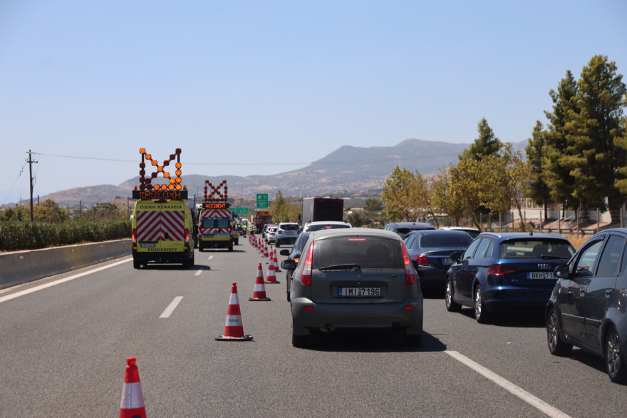 Αποκαταστάθηκε μετά από τέσσερις ώρες η κυκλοφορία Αθηνών-Κορίνθου μετά την εκτροπή φορτηγού στα διόδια Ελευσίνας - Βίντεο και φωτογραφίες 