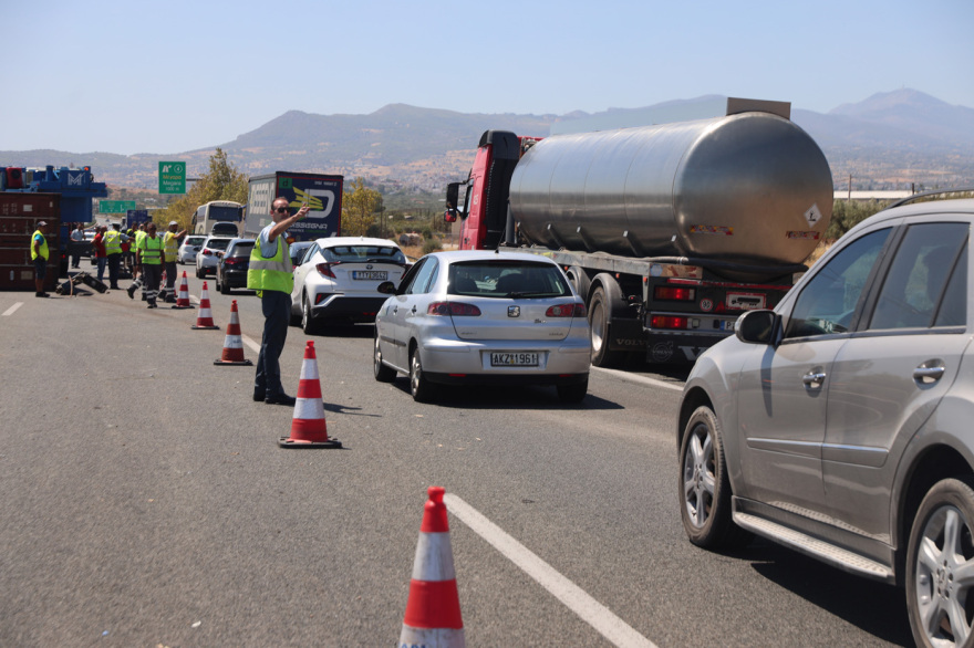 Αποκαταστάθηκε μετά από τέσσερις ώρες η κυκλοφορία Αθηνών-Κορίνθου μετά την εκτροπή φορτηγού στα διόδια Ελευσίνας - Βίντεο και φωτογραφίες 