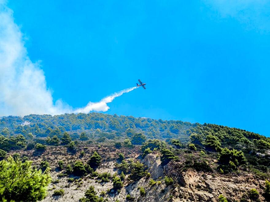 Φωτιά στη Ζάκυνθο: Ζημιές σε σπίτια από την πυρκαγιά, τεράστια μάχη με τις φλόγες - Δείτε βίντεο και φωτογραφίες