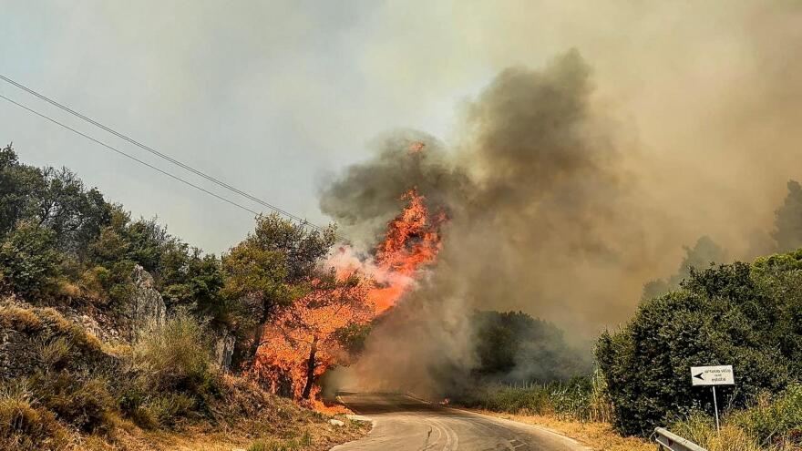 Φωτιά στη Ζάκυνθο: Ζημιές σε σπίτια από την πυρκαγιά, τεράστια μάχη με τις φλόγες - Δείτε βίντεο και φωτογραφίες