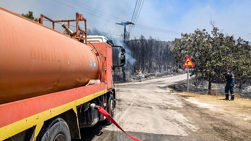 Φωτιά στη Ζάκυνθο: Ζημιές σε σπίτια από την πυρκαγιά, τεράστια μάχη με τις φλόγες - Δείτε βίντεο και φωτογραφίες