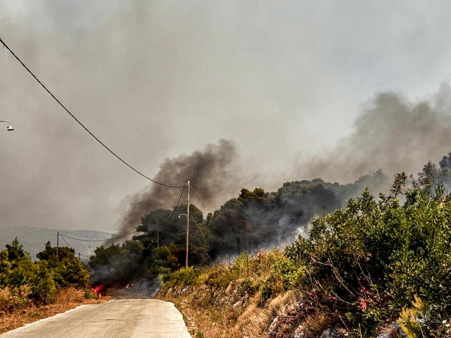 Φωτιά στη Ζάκυνθο: Ζημιές σε σπίτια από την πυρκαγιά, τεράστια μάχη με τις φλόγες - Δείτε βίντεο και φωτογραφίες