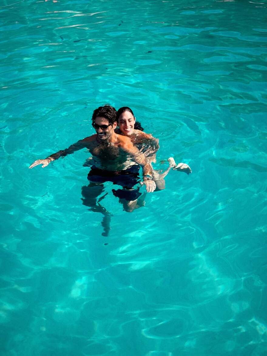 Γιώργος Καράβας - Ραφαέλα Ψαρρού: Τα φιλιά τους μέσα στη θάλασσα  - Δείτε φωτογραφίες