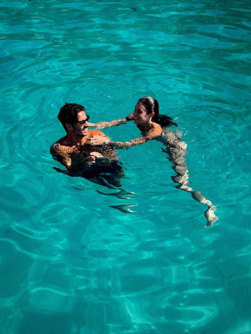 Γιώργος Καράβας - Ραφαέλα Ψαρρού: Τα φιλιά τους μέσα στη θάλασσα  - Δείτε φωτογραφίες